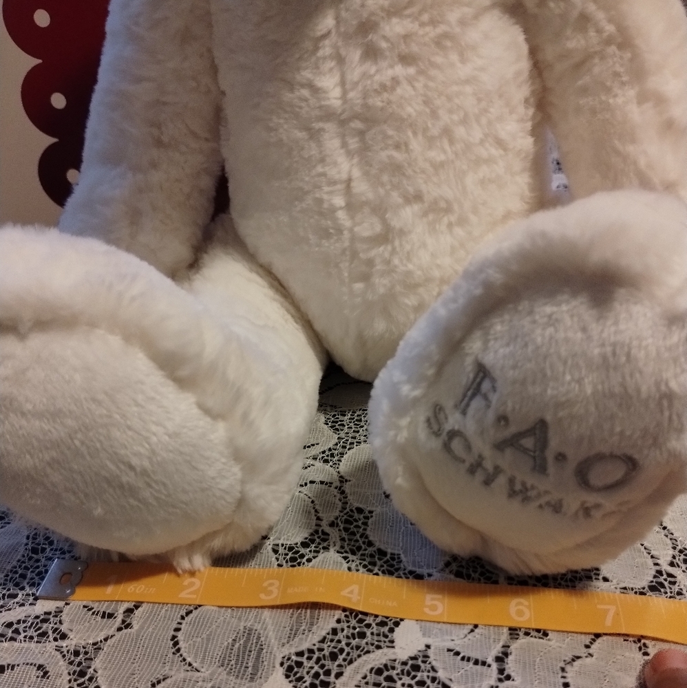 -Fao Schwarz white polar bear 14" Plush 2020 - Picture 16 of 17